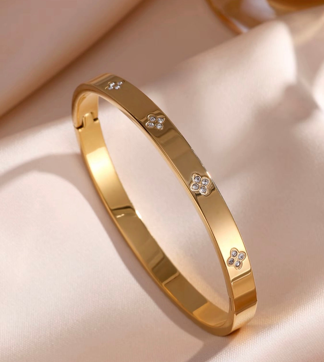 Luxury Wristband Diamond Style