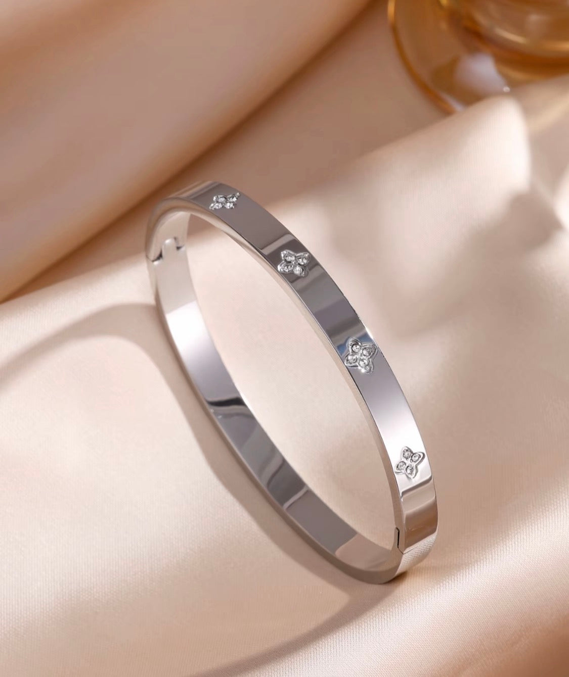 Luxury Wristband Diamond Style